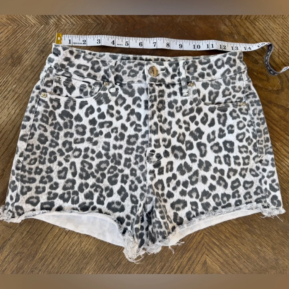GOOD AMERICAN Animal Print Black/White Shorts 4/27 preowned - Picture 4 of 16